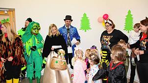 So soll es ein, die Fasnet bringt alle Generationen zusammen. Die Narrenschar befreit am Schmotzigen Dunnschdig die Kindergartenkinder ...