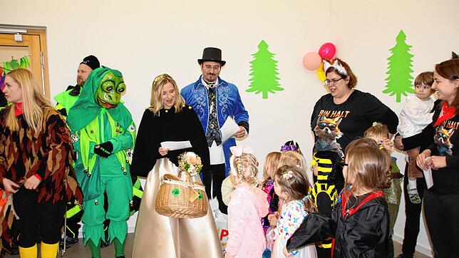 So soll es ein, die Fasnet bringt alle Generationen zusammen. Die Narrenschar befreit am Schmotzigen Dunnschdig die Kindergartenkinder ...