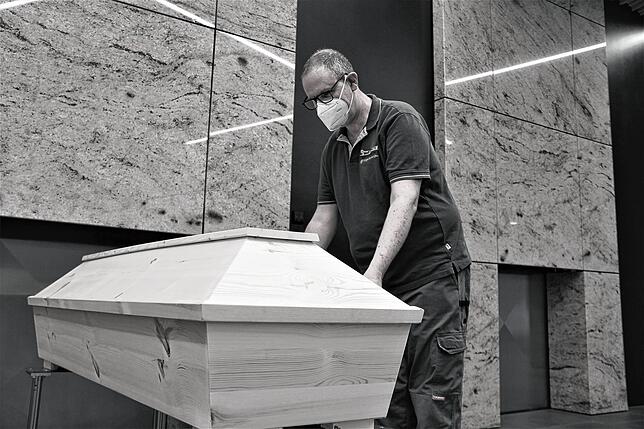 Berndt Degenhardt bereitet den Sarg auf die Einfahrt die Brennkammer vor. Das Krematorium VS-Schwenningen zählt zu den modernsten in ...