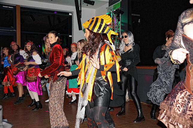 Bild 24: Bilder der &bdquo;Wieberfasnet&ldquo; des Narrenvereins Bosköpfe im Seeum