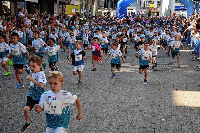 Bild 7: So viele sind beim 14. Trompeterlauf in Bad Säckingen dabei! Hier die Bilder der jüngsten Läufer