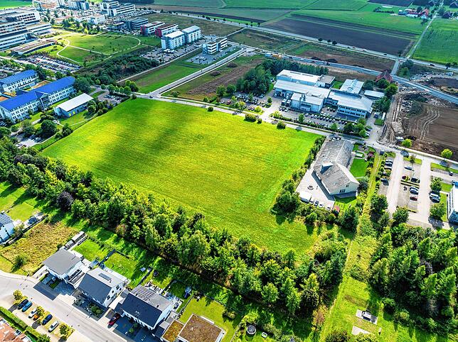 Auf dieser Grünfläche zwischen AWO.Schulkindergarten (rechts) und Geriatrischer Klinik (links) soll ein Trainings- und Logistzentrum der ...