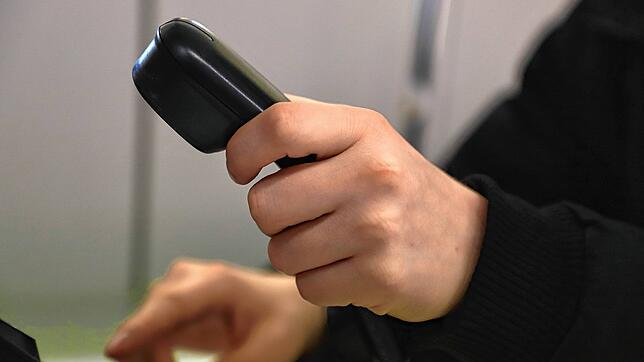 (Symbolbild) Wenn sich Betrüger am Telefon als Polizisten ausgeben, versuchen sie, ihre Opfer auszufragen oder verlangen nach Geld und ...