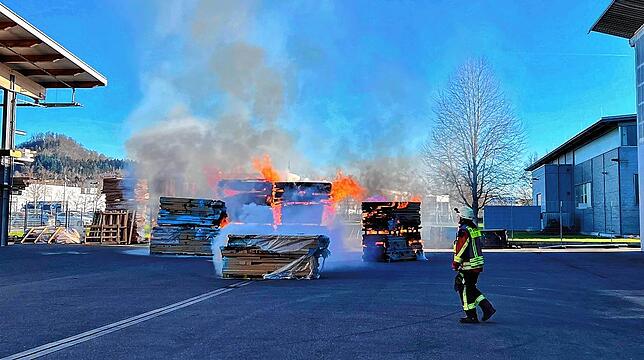 Beim Eintreffen der ersten Einsatzkräfte standen mehrere Stapel mit Dämmplatten im Hof der Firma im Vollbrand.