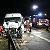 Ein Unfall auf der Autobahn 81 hat für stundenlange Straßensperrung gesorgt. Feuerwehrleute schneiden den verunglückten Transporter aus ...