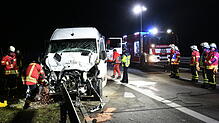 Ein Unfall auf der Autobahn 81 hat für stundenlange Straßensperrung gesorgt. Feuerwehrleute schneiden den verunglückten Transporter aus ...