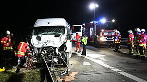 Ein Unfall auf der Autobahn 81 hat für stundenlange Straßensperrung gesorgt. Feuerwehrleute schneiden den verunglückten Transporter aus ...