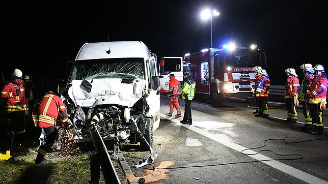 Ein Unfall auf der Autobahn 81 hat für stundenlange Straßensperrung gesorgt. Feuerwehrleute schneiden den verunglückten Transporter aus ...
