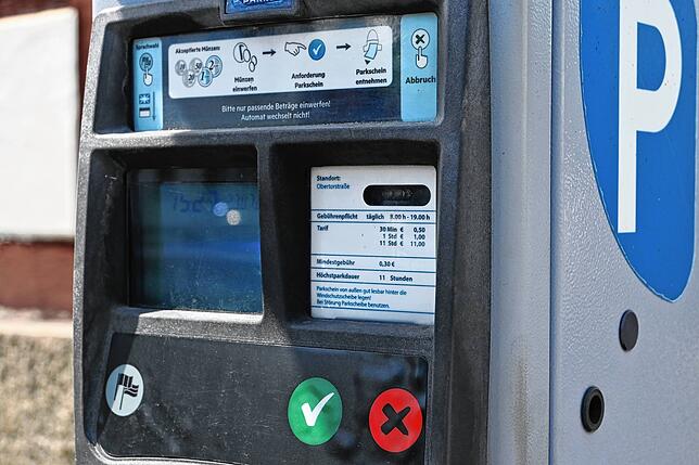 Der Parkautomat in der Überlinger Obertorstraße. 1 Stunde Parkzeit kostet hier 1 Euro. Damit zählt die Straße zu den günstigeren ...