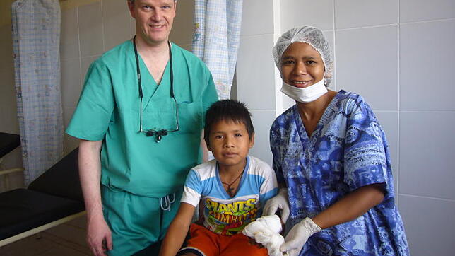 Steffen Baumeister mit einem kleinen Patienten, bei dem zwei Finger zusammengewachsen waren. Der Chirurg, Leiter der Klinik für ...