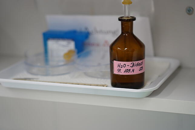 In einem Labor des kriminaltechnischen Instituts steht ein Fläschchen im Regal.