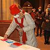 Ulrike Fina-von Gizycki war die erste, die am Montagmorgen im Münster Tickets für die Weihnachtsgottesdienste abholte. Wegen der ...