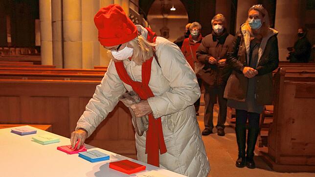 Ulrike Fina-von Gizycki war die erste, die am Montagmorgen im Münster Tickets für die Weihnachtsgottesdienste abholte. Wegen der ...