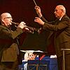 Markus Färber (rechts) führt sein Orchester hier sicher durch ein anspruchsvolles Werk beim Galakonzert 2017, hier mit Solist Felix ...