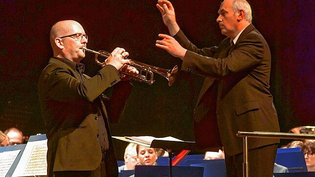 Markus Färber (rechts) führt sein Orchester hier sicher durch ein anspruchsvolles Werk beim Galakonzert 2017, hier mit Solist Felix ...