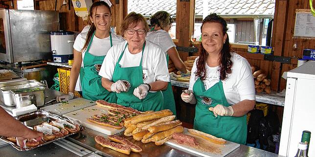 Zwiebelmett-Seelen im Akkord gemacht &ndash; hier von (von links) Maxi Broszeit, Hanni Peter und Martina Alstetter.