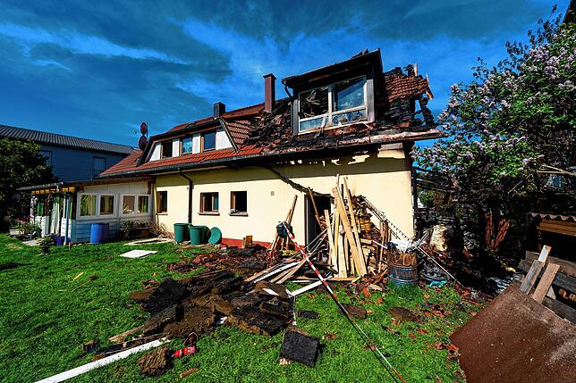 An dem Wohnhaus ist großer Schaden entstanden. Der Vorwurf der Brandstiftung kommt nun zur Verhandlung am Schöffengericht.