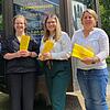 Caroline Ortmann, Chiara Kilguß und Sandra Bummel vom Kulturamt mit den Bändeln für die 16. Kulturnacht 2023, jetzt sollen die Preise ...
