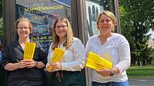 Caroline Ortmann, Chiara Kilguß und Sandra Bummel vom Kulturamt mit den Bändeln für die 16. Kulturnacht 2023, jetzt sollen die Preise ...