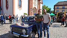Salvatore und Ciro Bellini (von Links) präsentieren ihren Fiat 124 aus 1979 auf der Oldtimerveranstaltung Eggberg-Klassig.