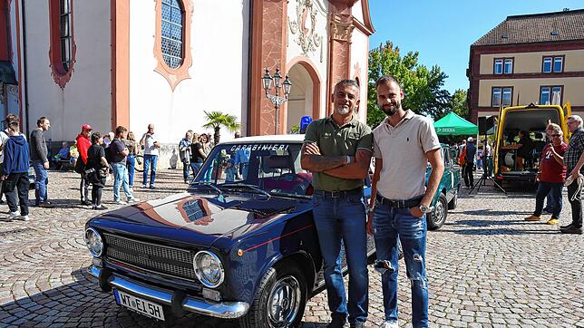 Salvatore und Ciro Bellini (von Links) präsentieren ihren Fiat 124 aus 1979 auf der Oldtimerveranstaltung Eggberg-Klassig.