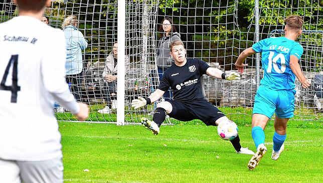Chance vertan: Brooklyn Lehmann (Nr. 10) verzichtete frei vor Philipp Georg auf den Abschluss und legte den Ball quer. Dort aber klärte ...