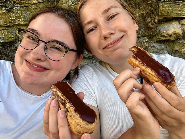 Amelie Jürgens (links) mit Freundin Julia Lang in Aix en Provence. Gemeinsam genießen sie ein Eclair, das eine mit, das andere ohne ...