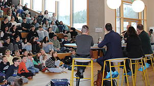Ungefähr 200 Schülerinnen und Schüler der Alemannenschule Wutöschingen verfolgen die Diskussion und stellen den Kandidaten fragen.