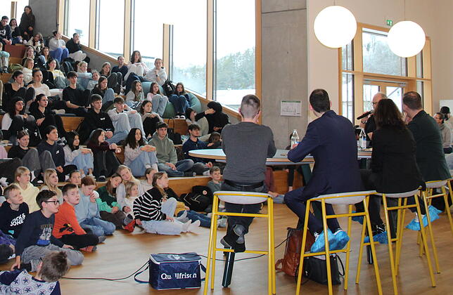 Ungefähr 200 Schülerinnen und Schüler der Alemannenschule Wutöschingen verfolgen die Diskussion und stellen den Kandidaten fragen.