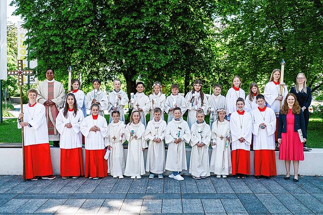 Am Sonntag, 11. Mai, haben 13 Kinder von Kooperator P. Vigil Soosai-Manickam die erste Heilige Kommunion empfangen: Amelie Harder, ...