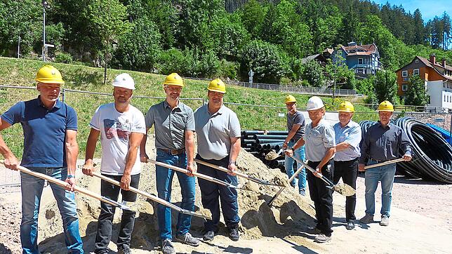 Sie bereiten die umfangreichen Grabarbeiten fürs schnelle Internet vor (von links): Gerhard Pleylo und Kai-Uwe Würth von der Baufirma ...