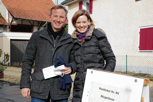 Tobias und Maren Herrmann an ihrem Wahllokal in Überlingen am Ried.