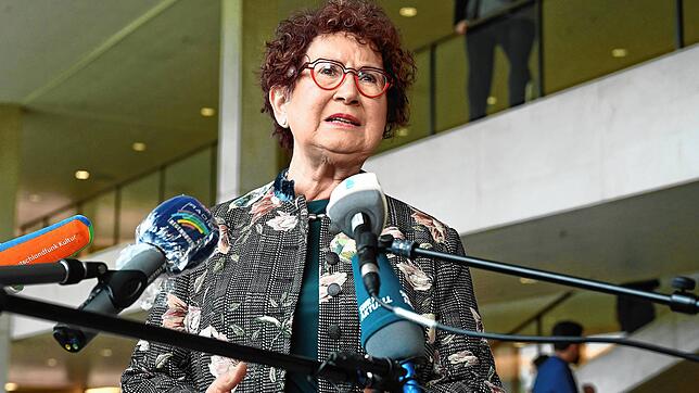 Gerlinde Kretschmann spricht vor der konstituierenden Sitzung des Landtags in Stuttgart.