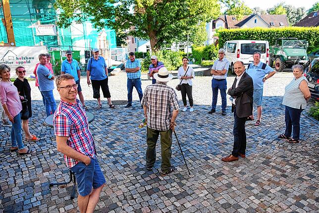 Nicht nur für den Ortsspaziergang ist der vor zehn Jahren erneuerte Lindenplatz ein Treffpunkt.