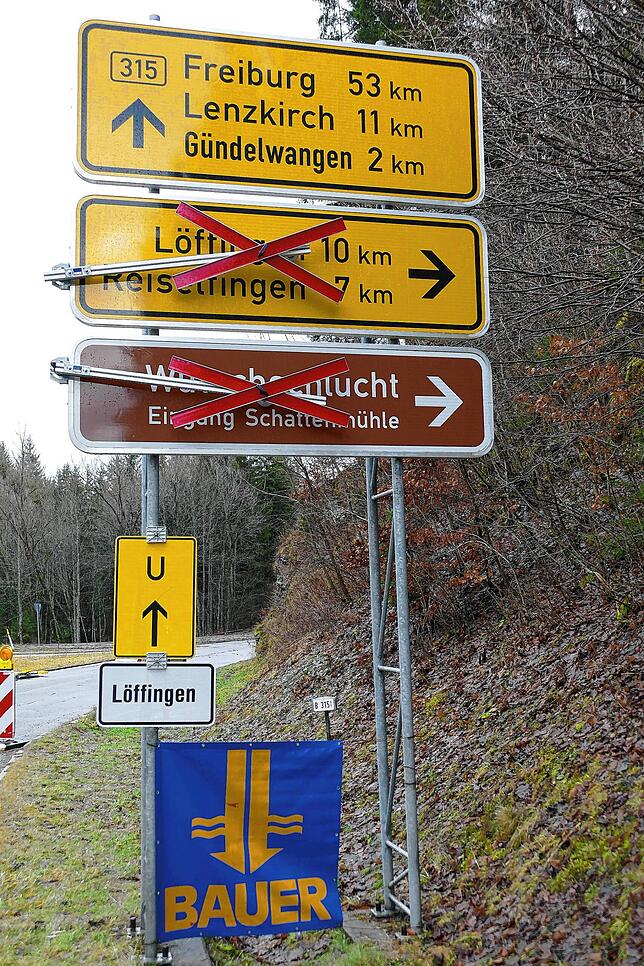 Noch ist die L 170 Richtung Schattenmühle gesperrt. Bessern sich die Wetterverhältnisse, soll die Straße aber einspurig für den Verkehr ...