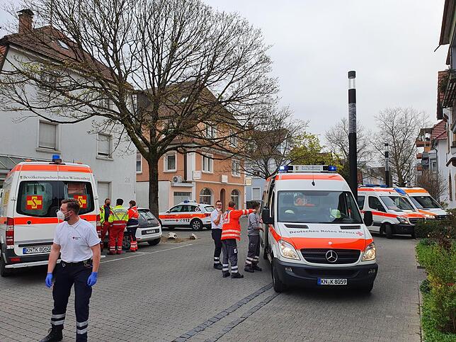 Das Aufgebot an Rettungswägen war enorm: Zehn Menschen wurden bei der Massenschlägerei verletzt, vier mussten stationär in Spitälern ...