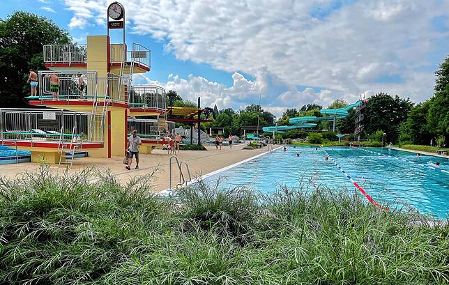 Voller Überblick: Neben dem Technikhaus hat der Schwimmmeister seine Zentrale, von wo aus er den Schwimmer- und Springerbereich ...