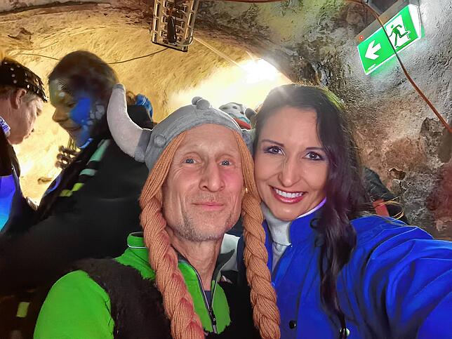 Schlagerstar Anita Hofmann mit SÜDKURIER-Reporter Jürgen Baltes.