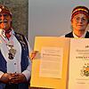 Der frischgebackene Alefanz, Marcus Nabholz bei der Übergabe der Urkunde durch Carola Schäpke, Vorsitzende des Fasnachtsmuseumsvereins.