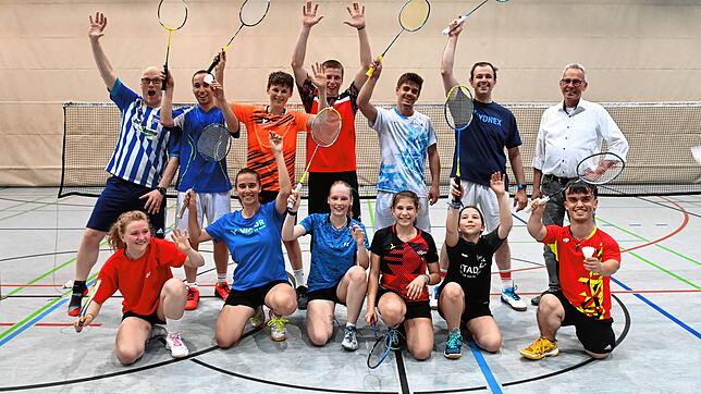 Die Badminton-Spieler vom TV Jahn halten alle zusammen und trainieren gemeinsam, egal ob es eine körperliche oder mentale ...