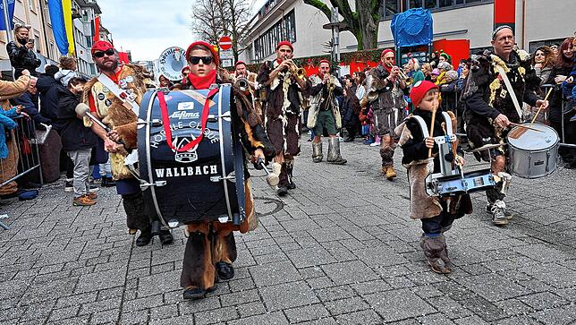 Musikalisch bereichert wird der Umzug unter anderem von der Wallbacher Hörnleclique.