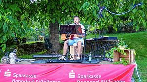 Der spanische Solokünstler Ivo Gomes sorgt für ein unterhaltsames Programm und verleiht dem Abend ein mediterranes Flair.  Foto: ...