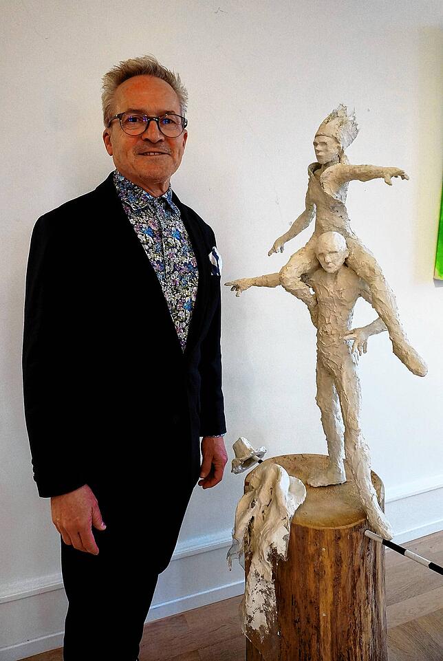 Udo Albrecht mit seinem Werk „Marie und ihr Männle“.