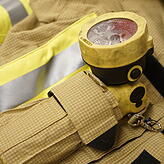In der neuen Brusttasche kann die Taschenlampe dem Feuerwehrmann den Weg nach vorne leuchten.