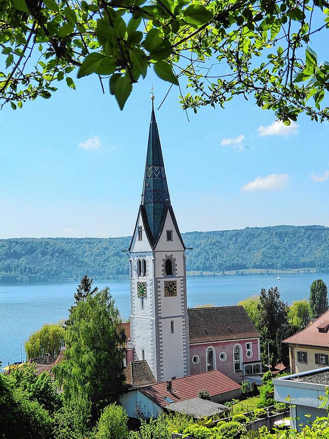 Der Kirchturm der katholischen Pfarrkirche St. Martin und St. Georg glänzt seit der Sanierung im Jahr 2018 wieder. 2016 ...