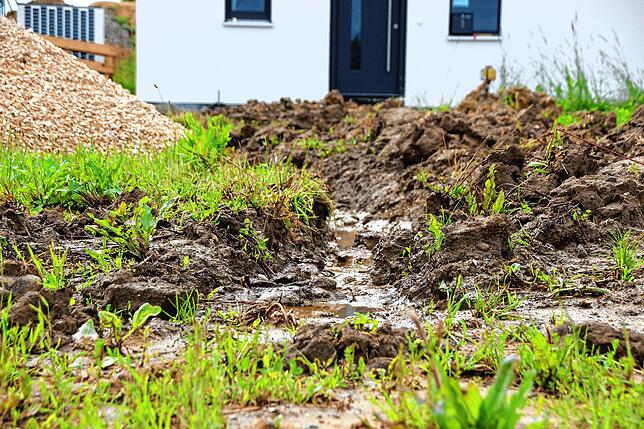 Im Neubaugebiet Hürsten II in Wald musste ein Anwohner einen Graben ziehen, damit sein neu gebauter Bungalow nicht vom Starkregen ...