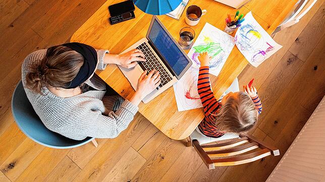 Blick in ein typisches Homeoffice, Erziehungsstress inklusive. Gibt es im englischsprachigen Raum auch, heißt nur anders.