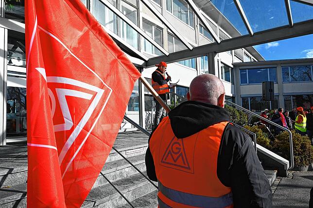 Ein Demonstrant bei der Kundgebung am Haupteingang des Constellium-Werks in Singen