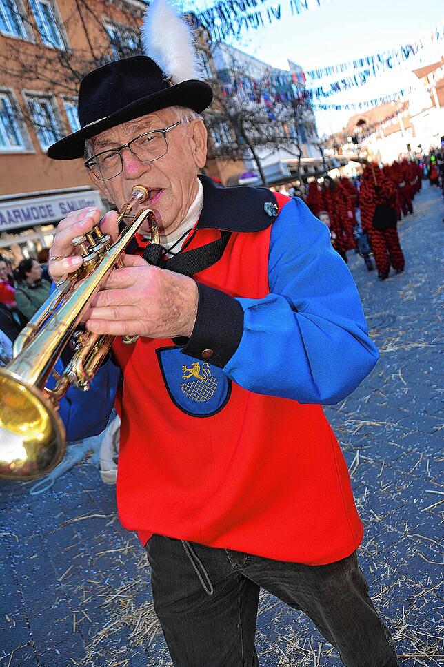 Bild 35: In Bad Dürrheim herrscht am Fasnetmentig beste Feierlaune (3)