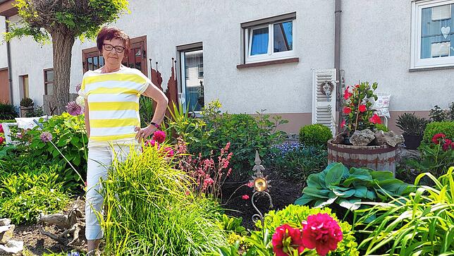 Der Vorgarten ist die Visitenkarte des Hauses, heißt es. Obgleich er direkt an der Bundesstraße liegt, hat Ursula Amann dort zwei ...